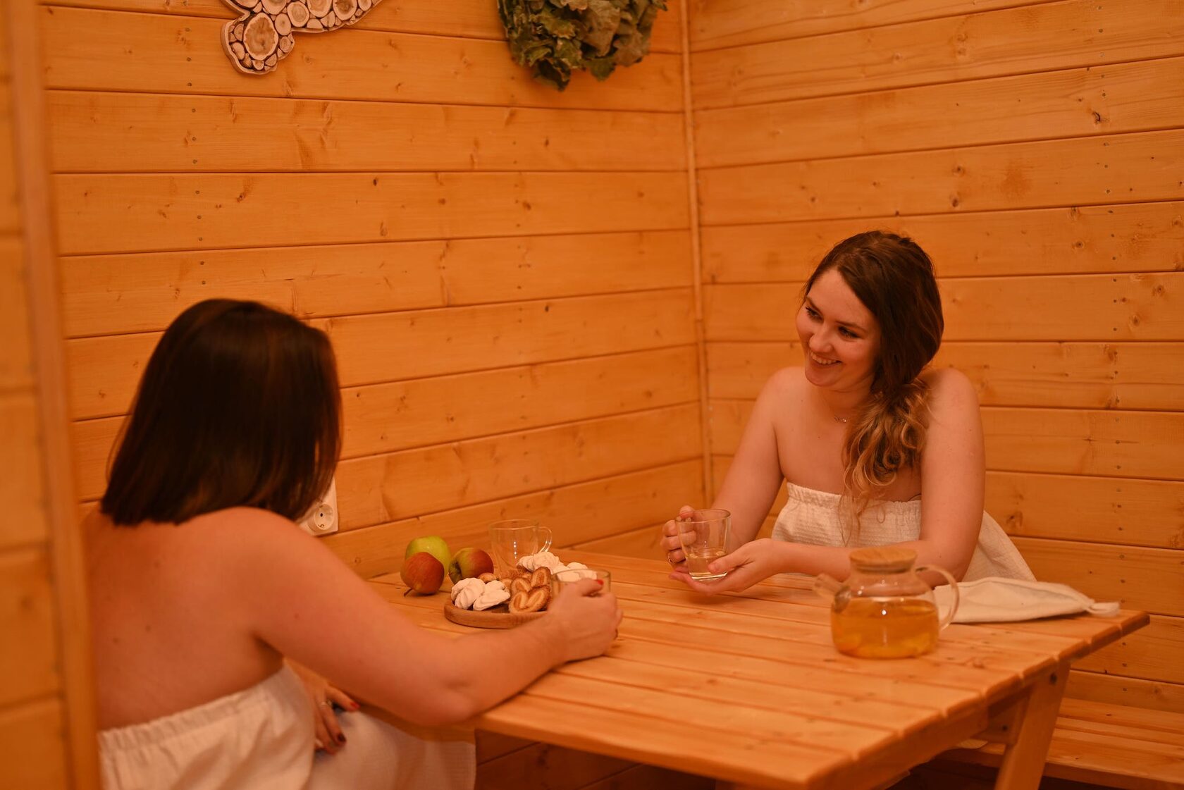 Набор для бани: полотенце, тапочки, шапка и купальник - что взять с собой в домик с купелью фурако