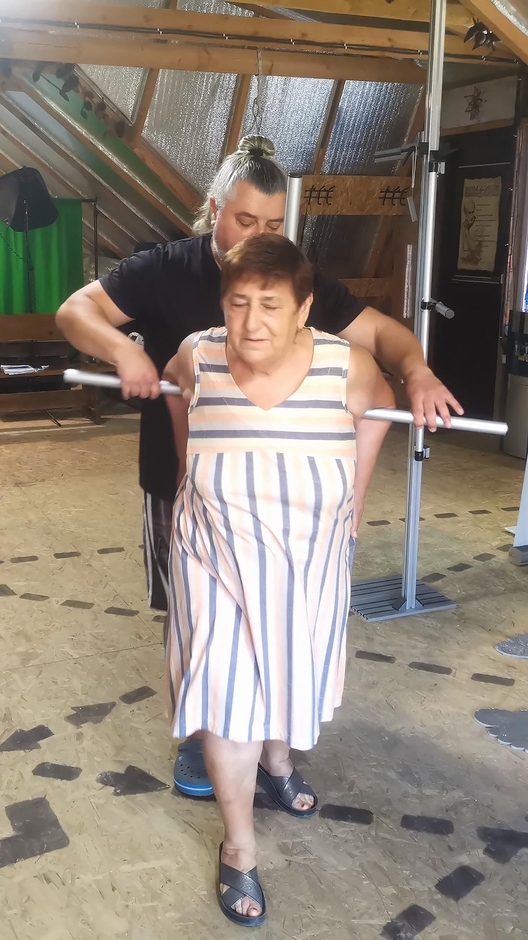 Фото обучения правильной ходьбе со скручиванием позвоночника. Восстановление паттерна шага.