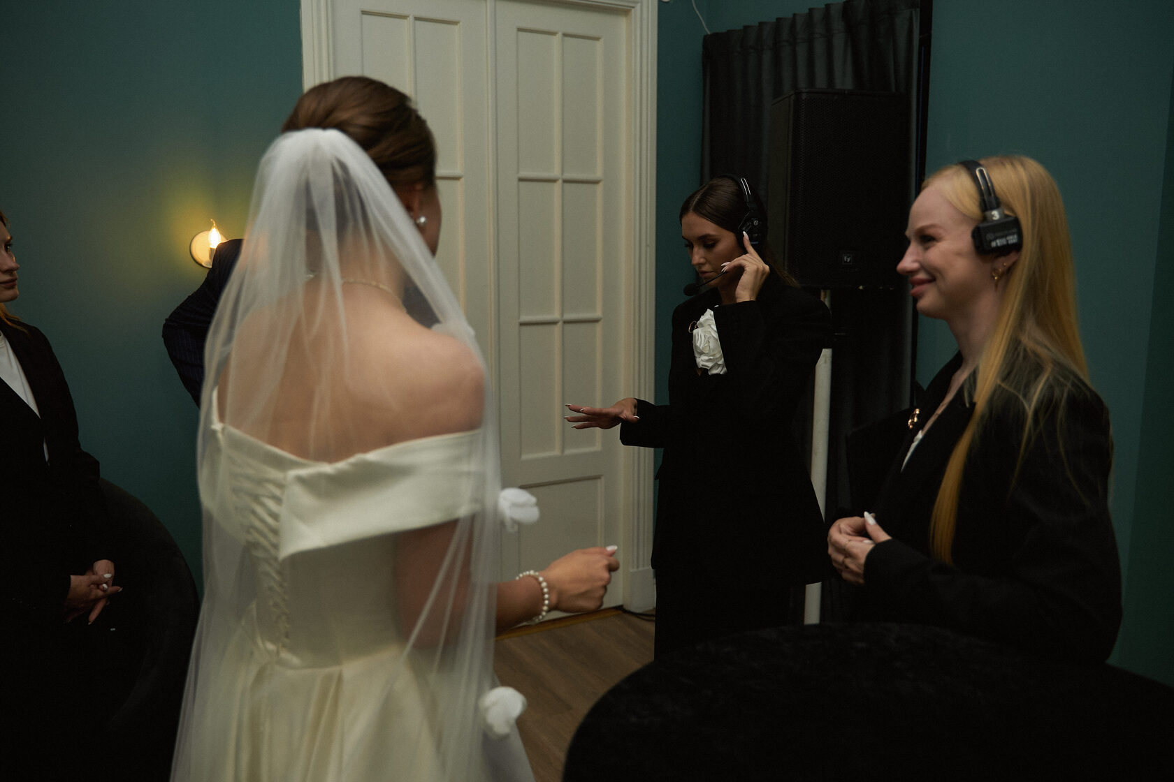 свадебный организатор и невеста в день торжества