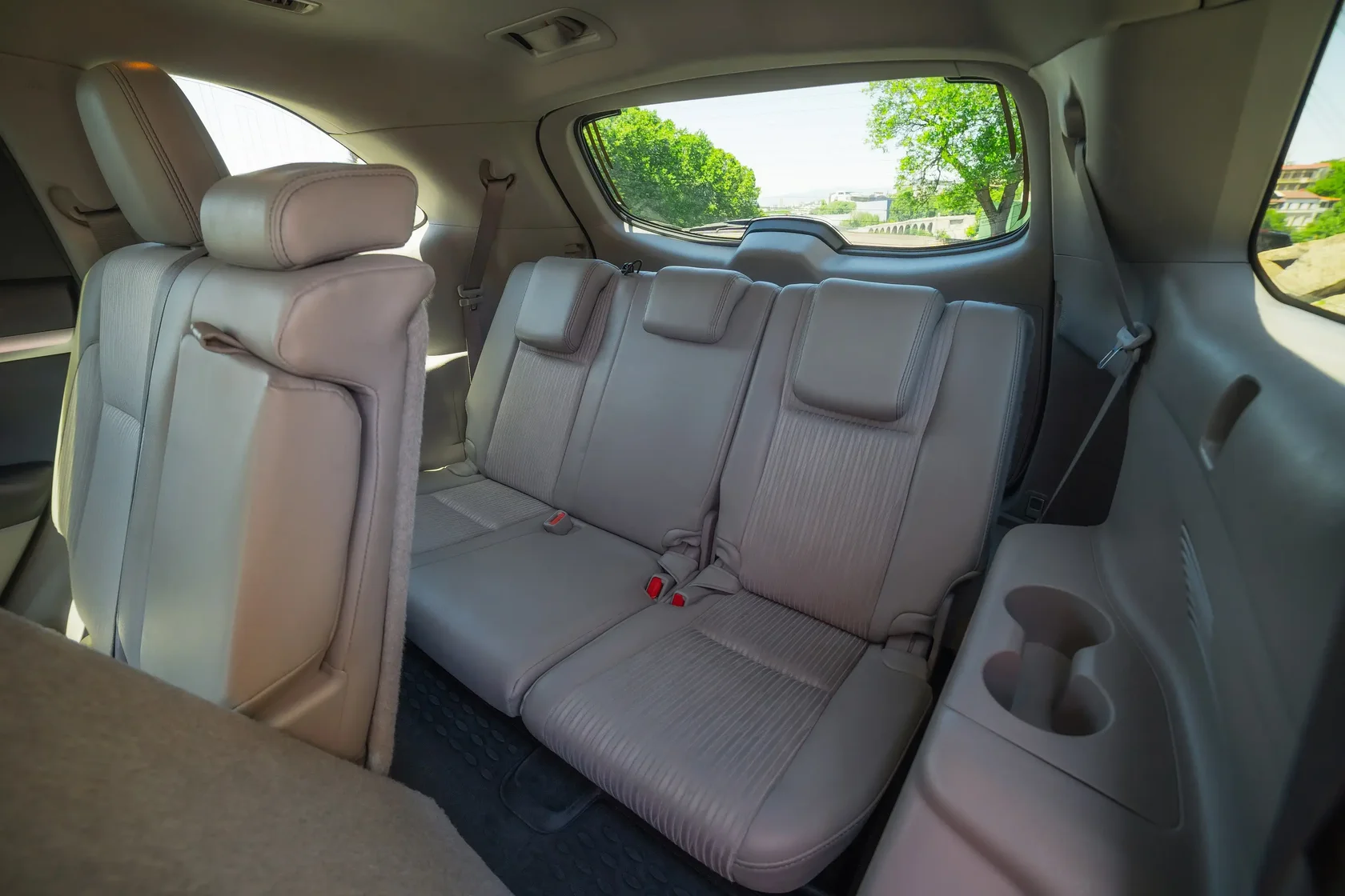 Spacious power tailgate