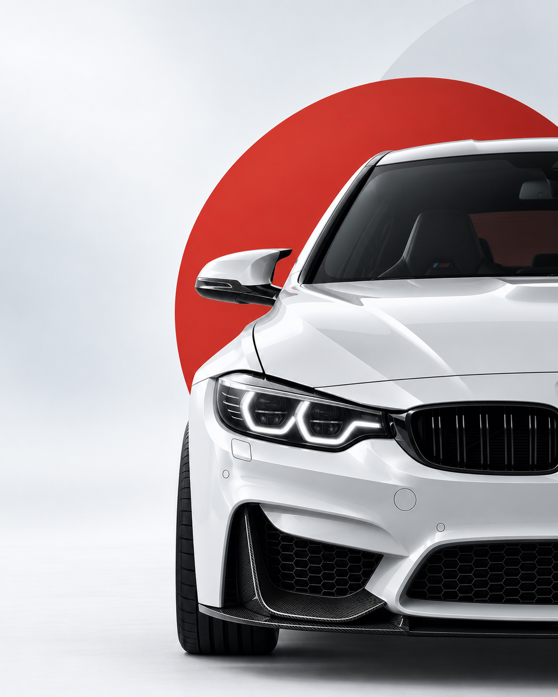 Белый спортивный седан BMW спереди на фоне красного круга