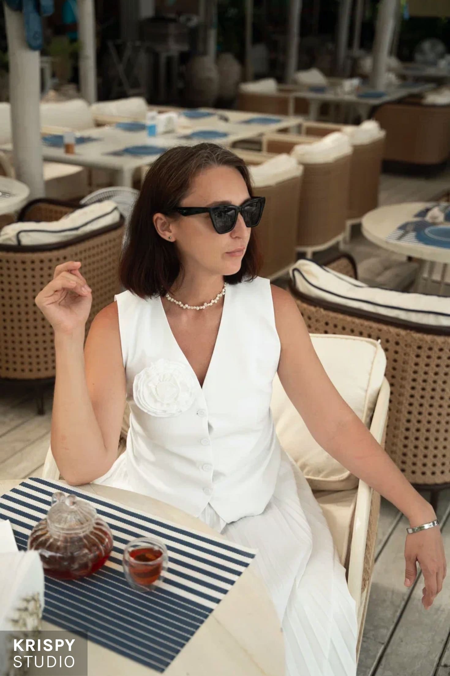 Фотосессия бизнес-леди на фоне океана, роскошный ресторан