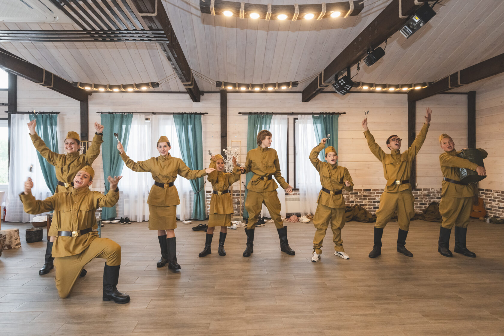 Репетиция спектакля «Тёркин – это мы!» в летнем лагере.