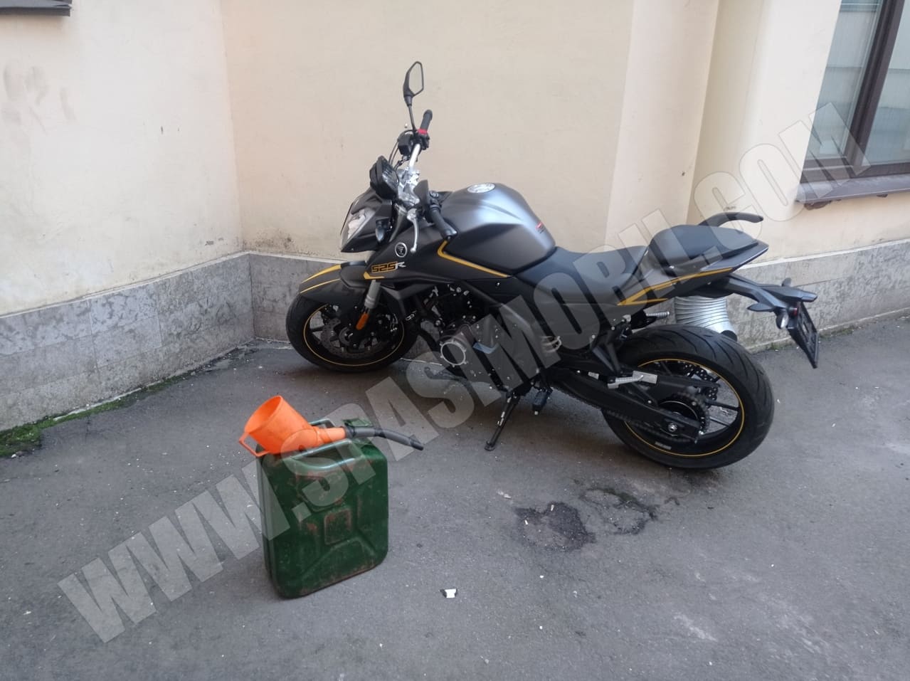 Доставили бензин для мотоцикла на проспекте Добролюбова в Петроградском районе Санкт-Петербурга