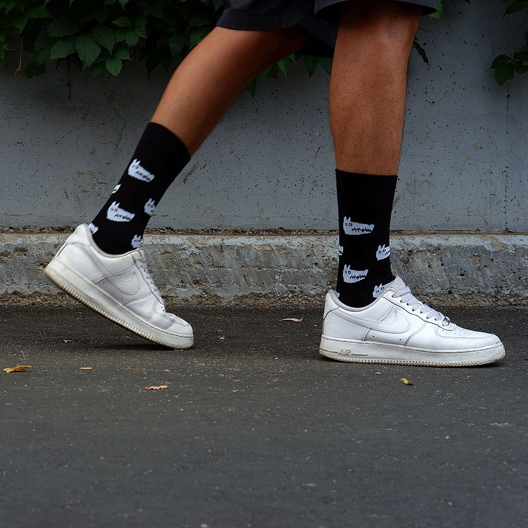 Черные носки и белые кроссовки
