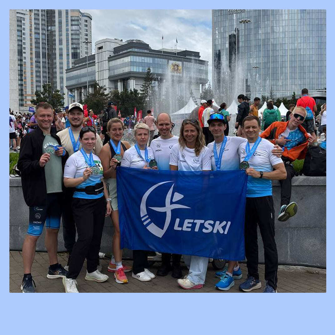 Тренировка по бегу на лесной трассе