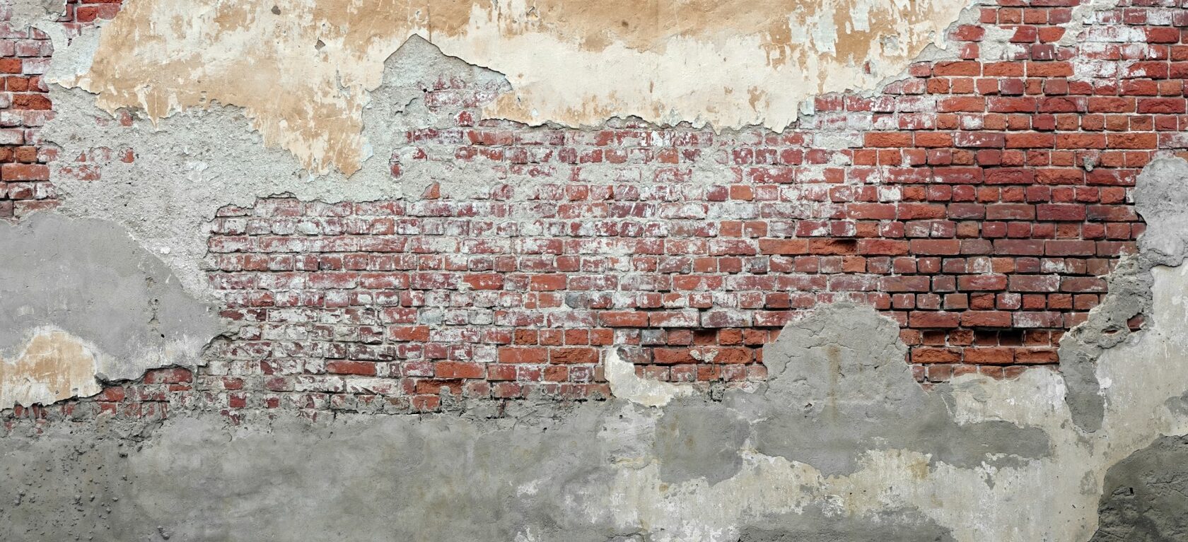 Старая штукатурка на кирпичной стене