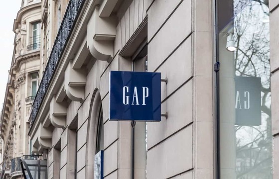 Вывеска на кронштейне для магазина одежды