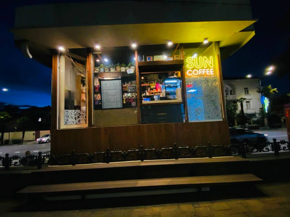 Витрина с напитками и десертами