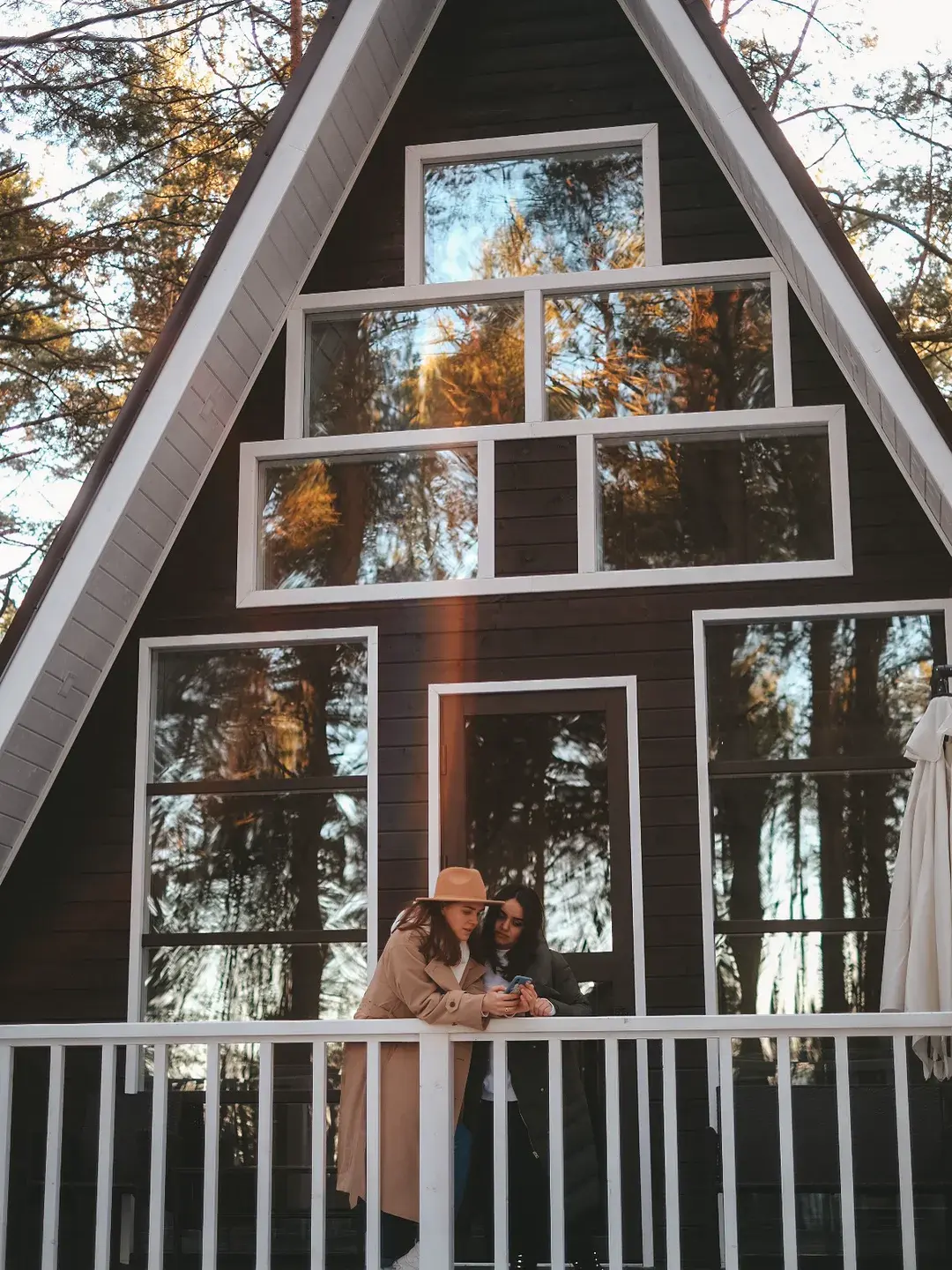Гостьи на балконе A-Frame на фоне окон-лесенкой