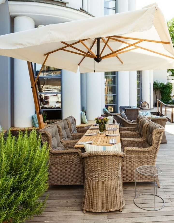 Уличный зонт на боковой опоре на террасе