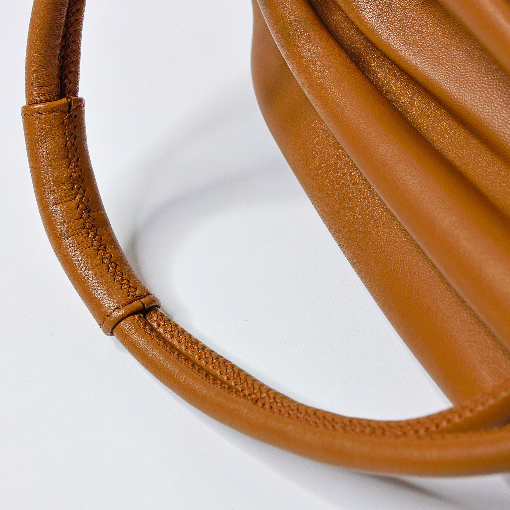 дизайнерская сумка вытянутой формы из мягкой овечьей кожи на фермуаре светло-коричневого цвета ручной работы