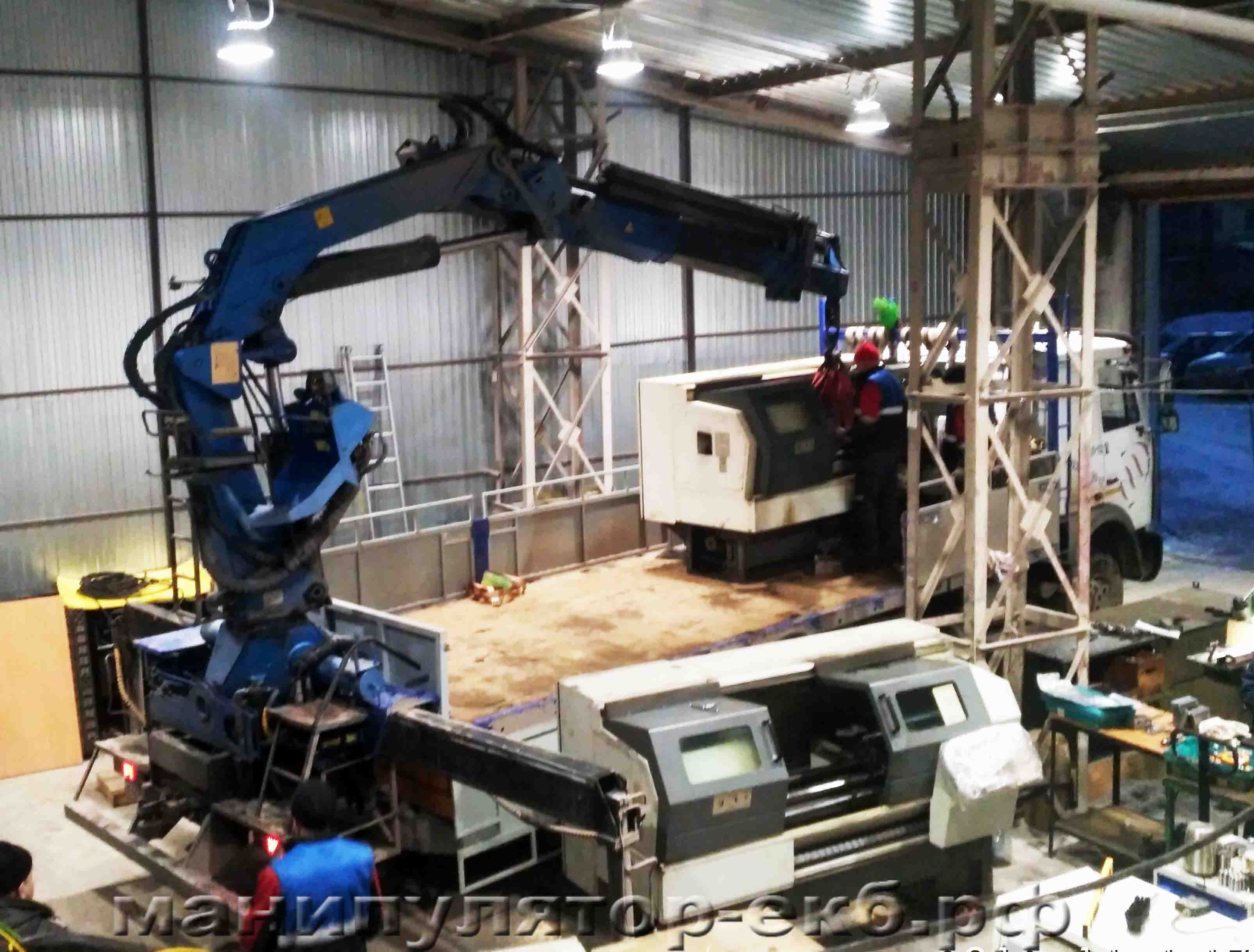 Манипулятор МАЗ со складной стрелой на заднем свесе