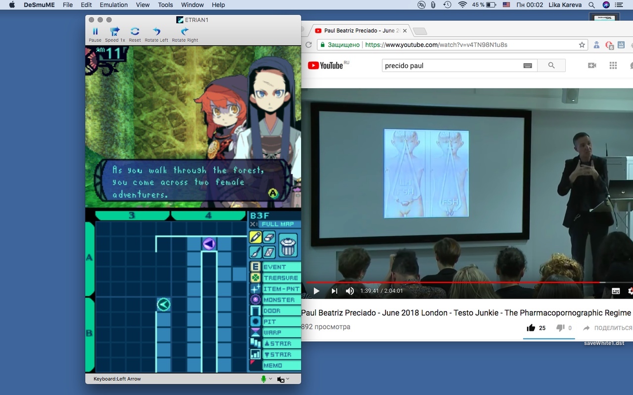 Цветная иллюстрация. Скриншот рабочего стола ноутбука Лики Каревой. Открыто два окна. Слева: скриншот из компьютерной игры Etrian Odyssey. Скриншот разделен на две части: вверху — два персонажа в стиле аниме на фоне леса и текст: «As you work through the forest, you come across two female adventurers». Снизу — карта игры в виде поля, поделенного на клетки, с двумя стрелками разного цвета и панелью инструментов. Справа: браузер со вкладкой Youtube, на паузе стоит лекция <> под названием <>. На видео лектор в полной аудитории стоит рядом с экраном, на экране проекция: иллюстрация с двумя изображениями анатомическими обнаженного женского подросткового тела. 