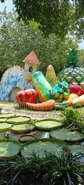 Скульптуры фруктов и овощей у пруда с викторией в Саду Мечты Dream World