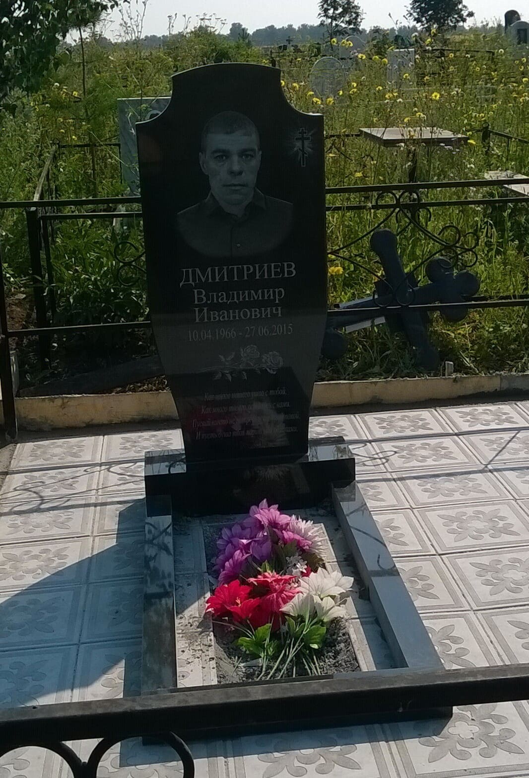 Памятник из Китайского гранита с вырубной формой, размер 1000х450х50