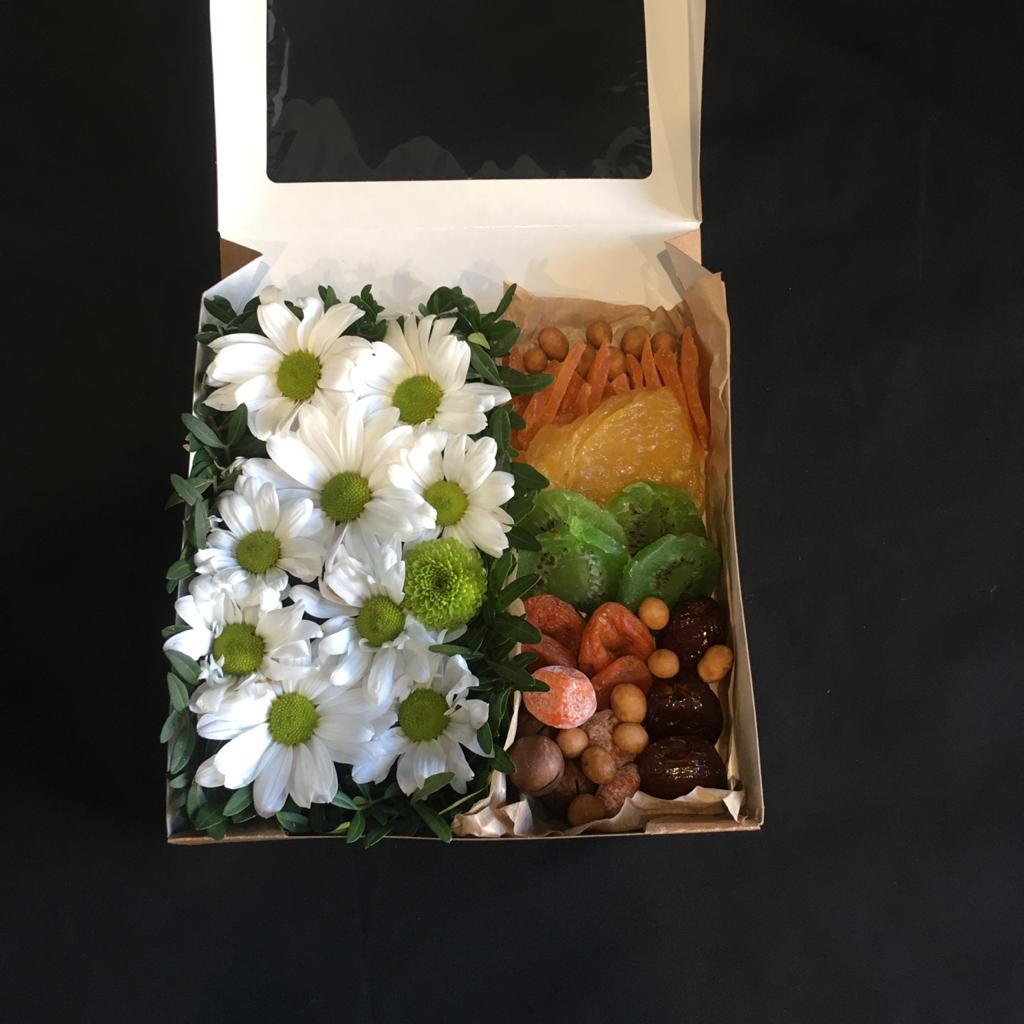 Коробка с цветами и сладостями с доставкой по Москве - MF
