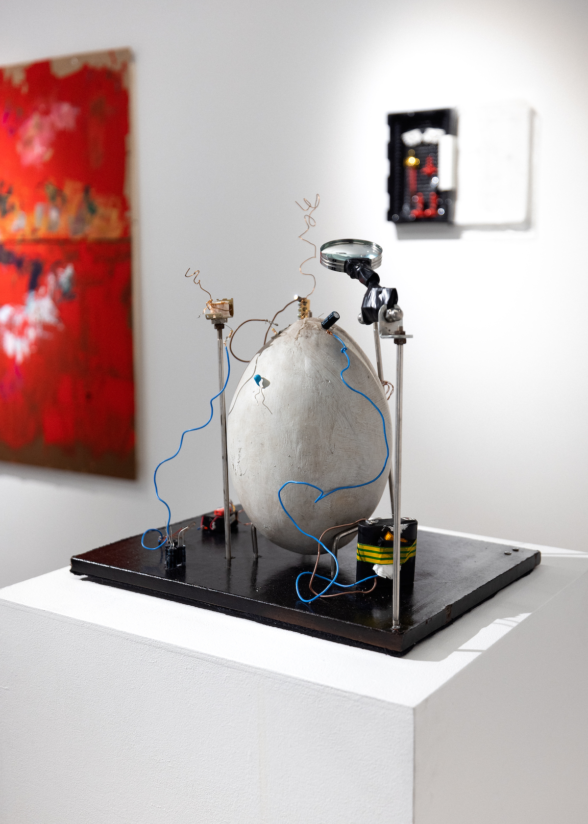 Фрагмент экспозиции Постфактум Владислава Титаева в галерее Most Wanted. Живопись, инсталляция, графика, объекты, смешанная техника