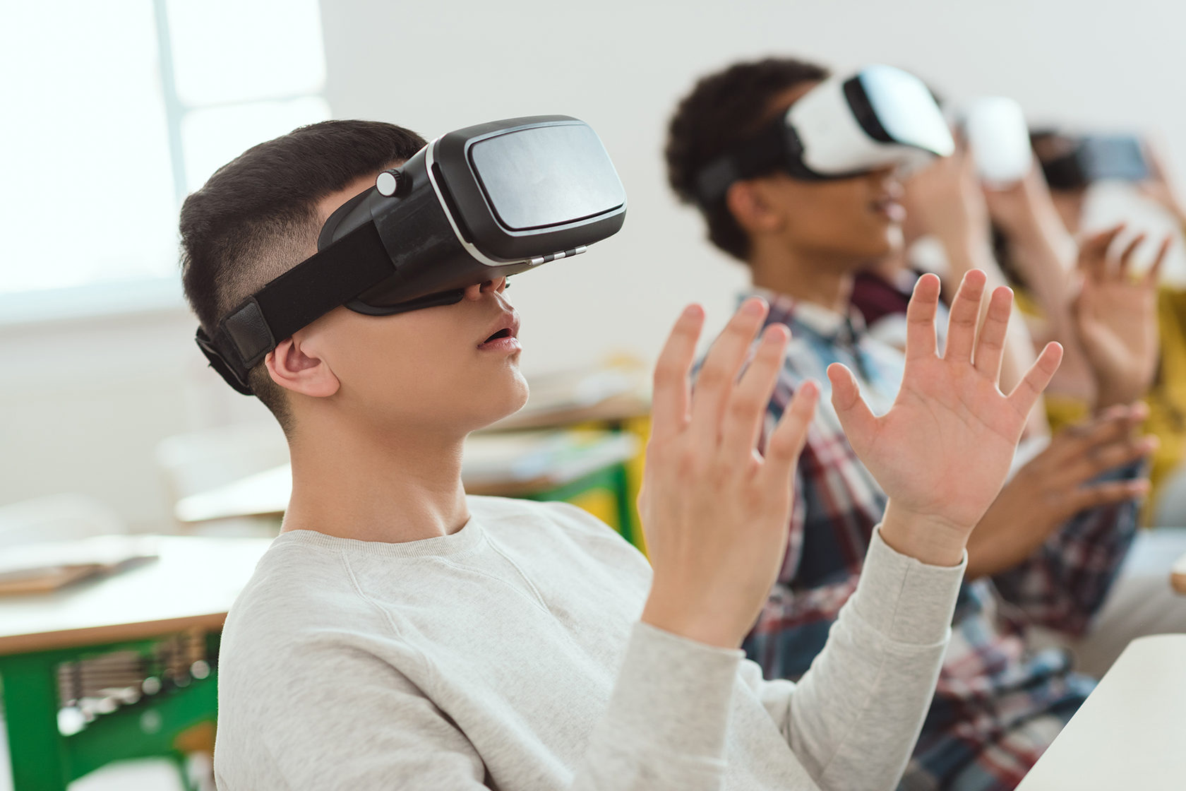 Школа vr. VR технологии в школе. Студенты и школьники виртуальная реальность. Школьник в VR очках. Иммерсивные технологии в образовании.