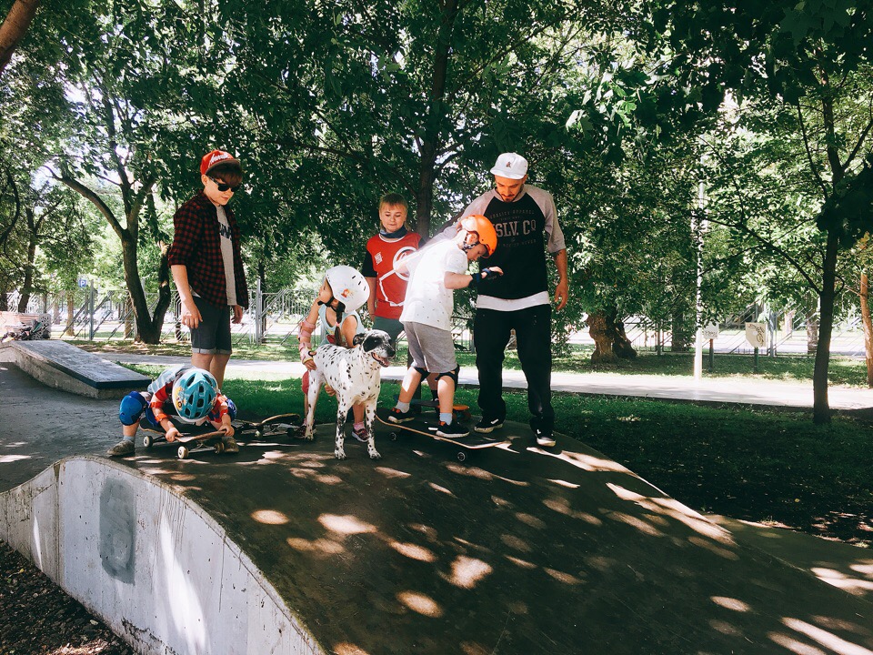 Групповая тренировка с детьми в скейт-парке