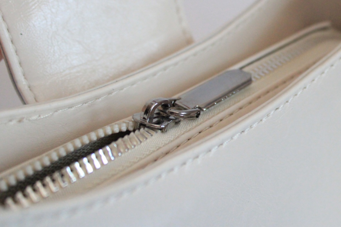 Купить сумку-багет молочного цвета с бантиком.