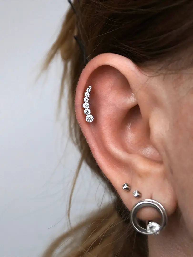 Хеликс с украшением на хряще уха