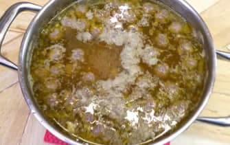 Приготовление супа с фрикадельками картошкой и вермишелью: шаг 9