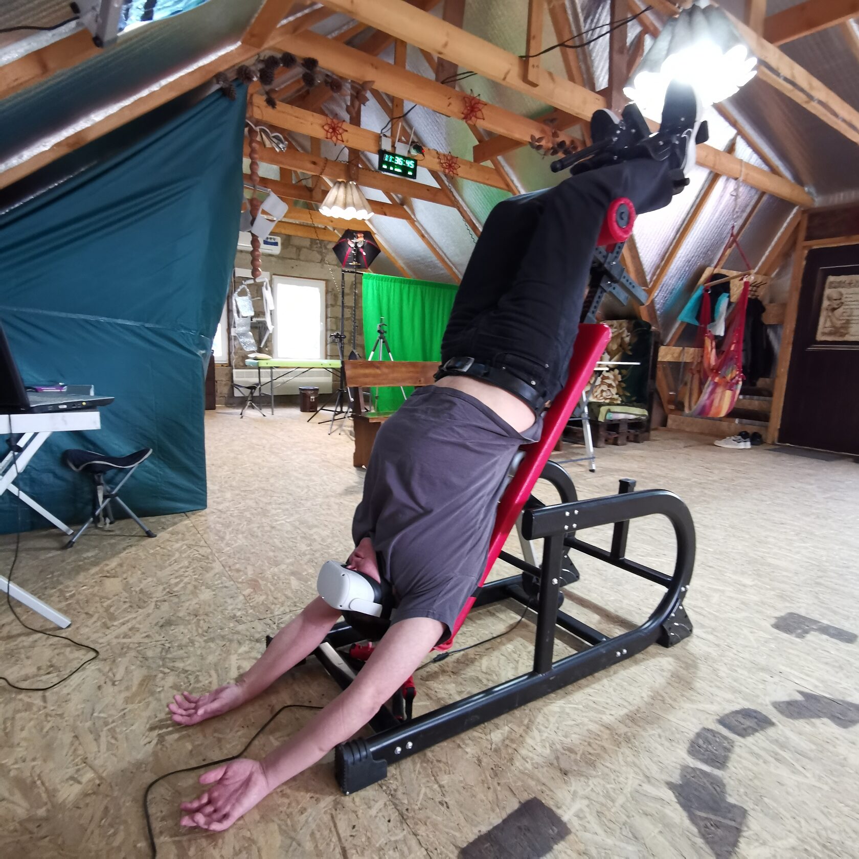 Фото виса на тренажёре ИнверсиОН с погружением в состояние Виртуальной реальности. Работа на 9ти дневном курсе по самовосстановлению позвоночника.