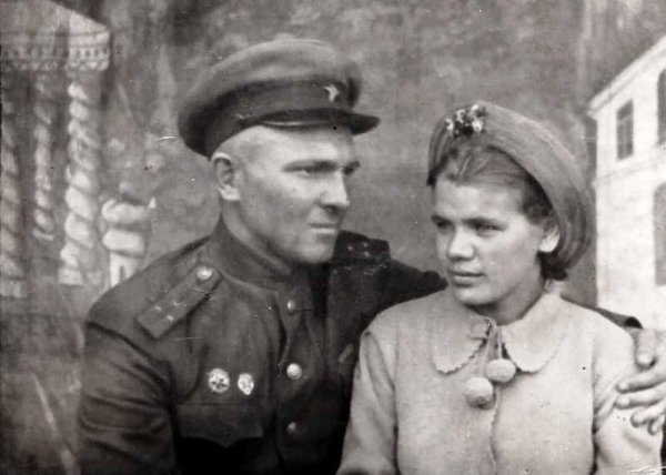 А эти мгновения любви по-особому драматичны. Старший лейтенант Коновалихин обнимает жену, зная, что его арестуют чекисты по ложному обвинению.