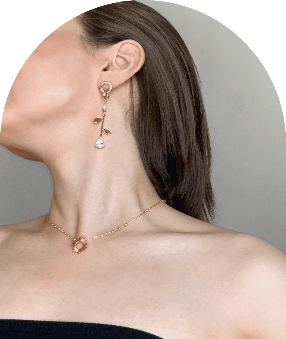 Девушка с сережками: серьги-гвоздики с подвесками в форме тончайшего креста и нежной розы с белой эмалью и в золотом колье со звездой