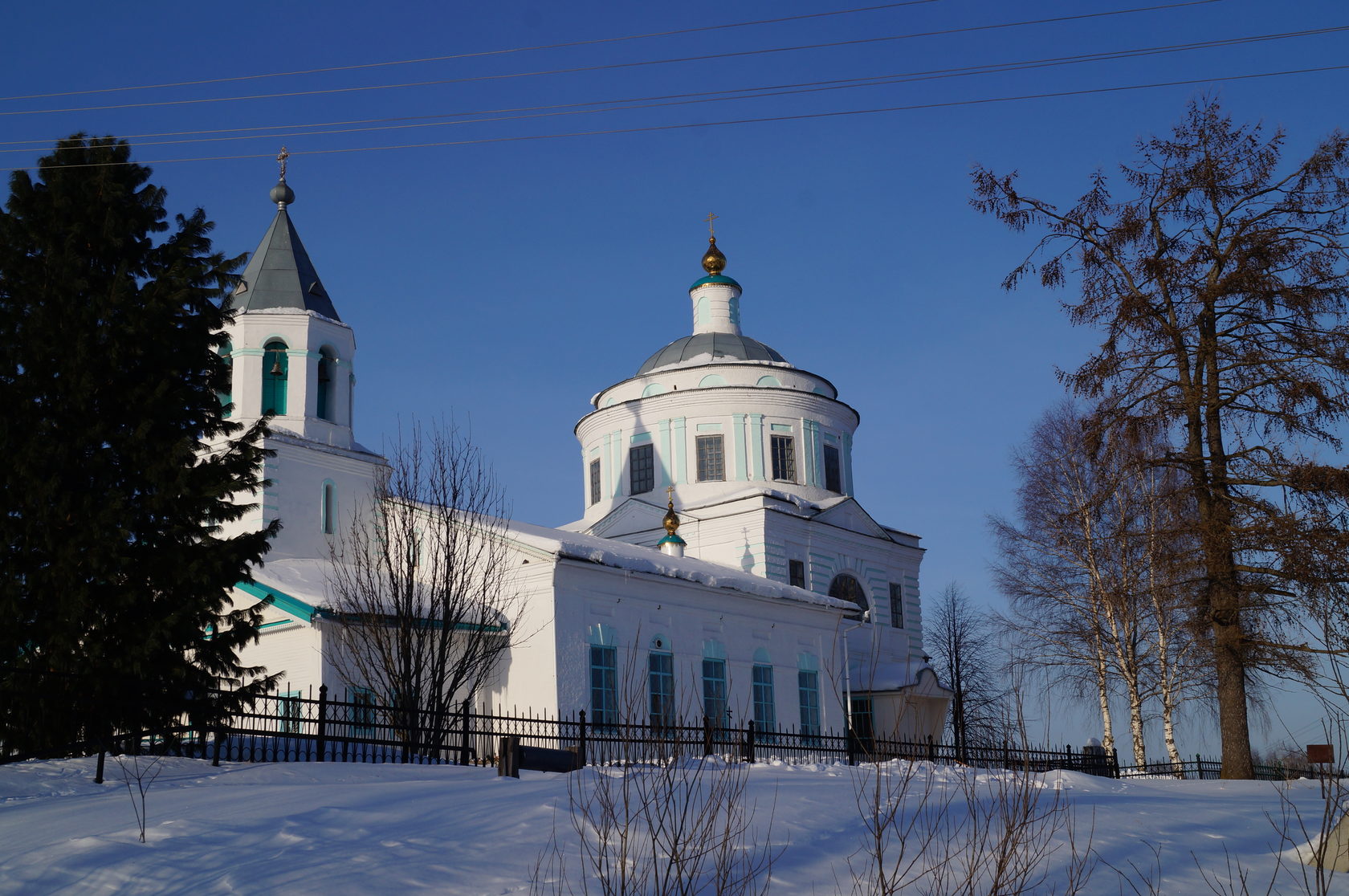 Собака лает, а оленьи упряжки продолжают бежать