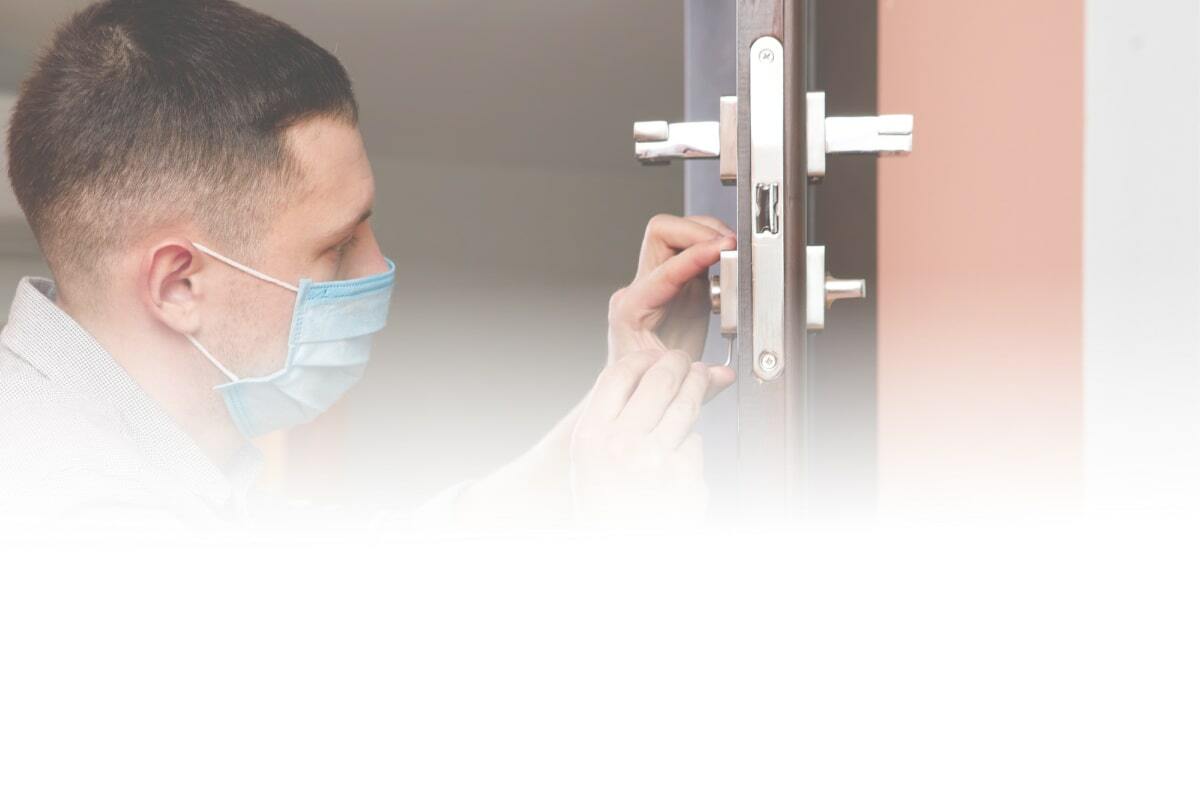 Мужчина вскрывает замок