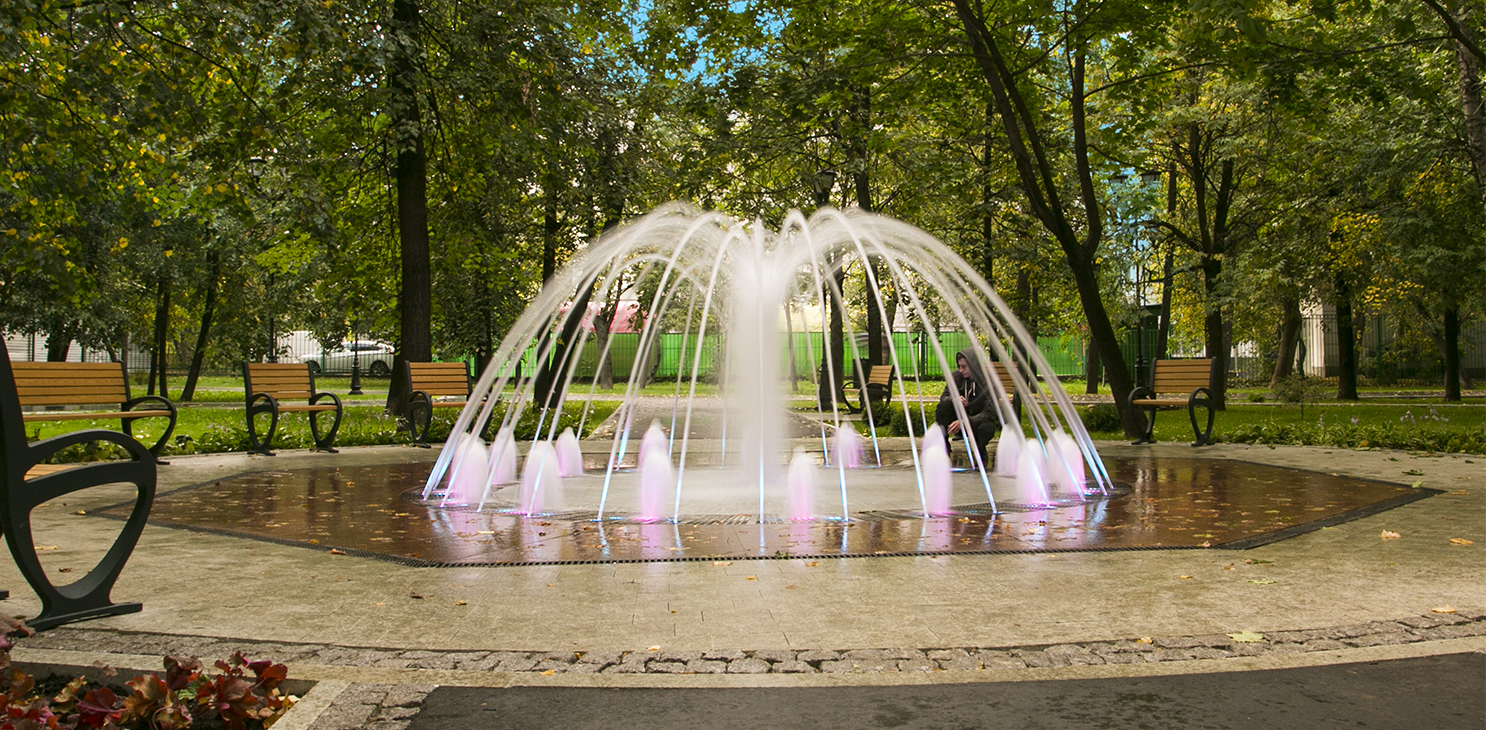 Москва г поляны. Новослободский парк фонтан. Фонтан в Новослободском парке. Новослободский парк Москва. Новослобицкий парк Москва.