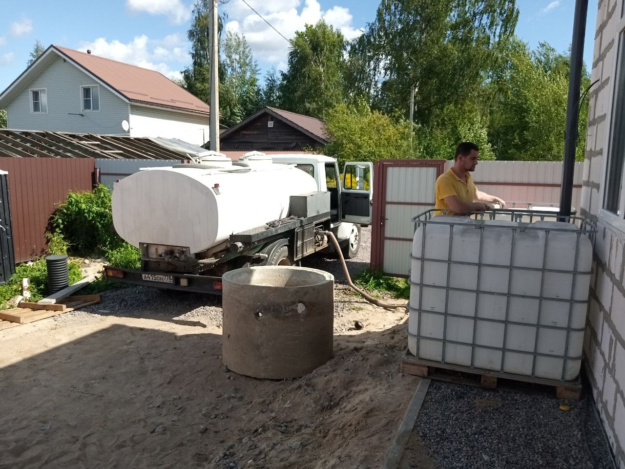 Цистерна АВТО-ВОДА на заправке колодца в Стрельне
