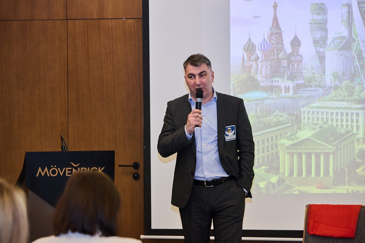 Антон Басария приветствует участников воркшопа