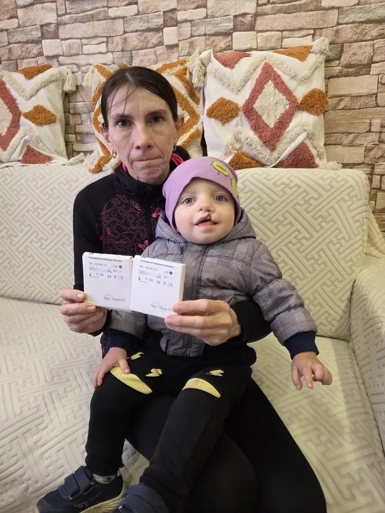 3 июня 2026Передача специального эндоназального активатора для подготовки к операции маленького Юры.