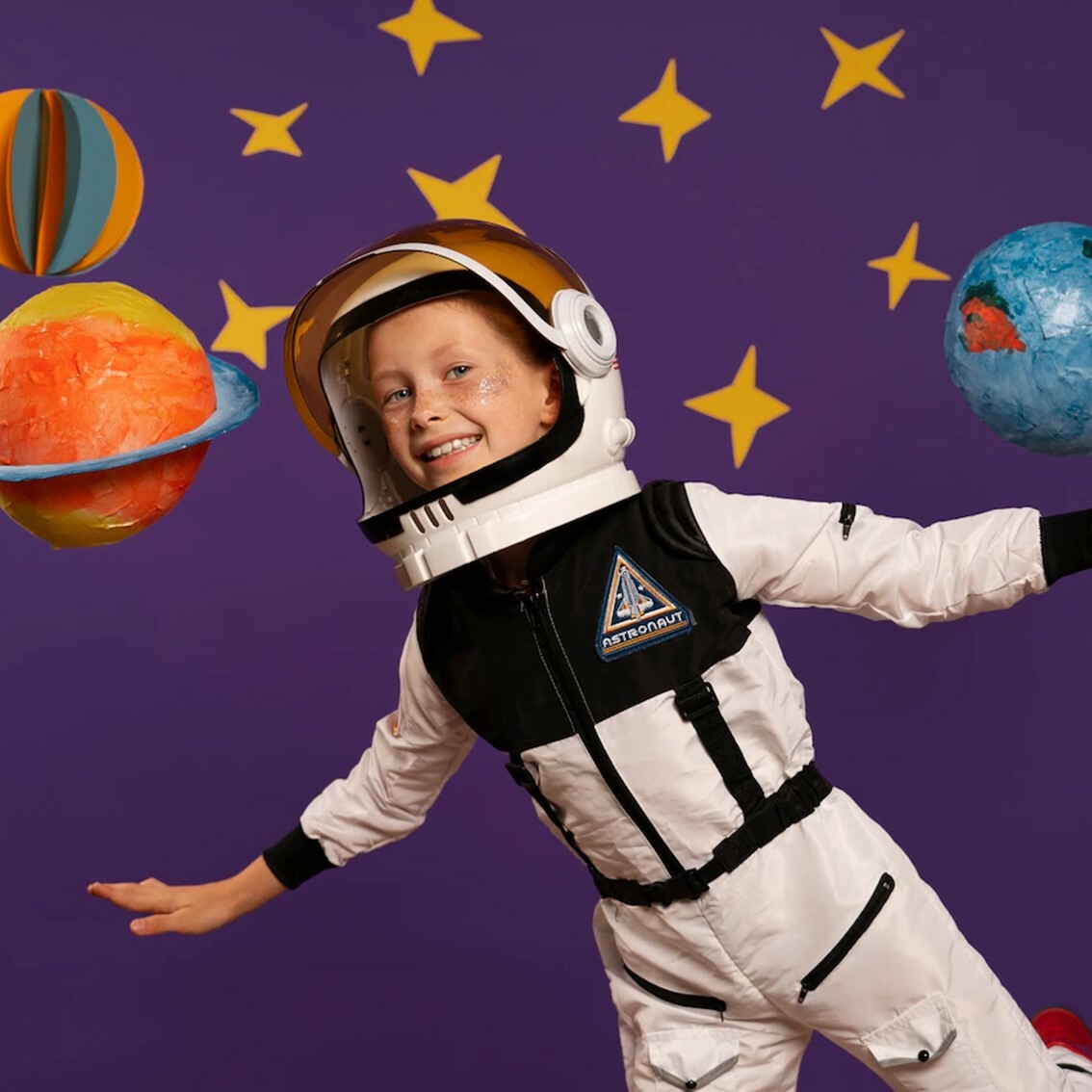 Космонавт no 8. Костюм Космонавта. Костюм Космонавта для детей. Комбинезон Космонавта. Девушка в костюме Космонавта.