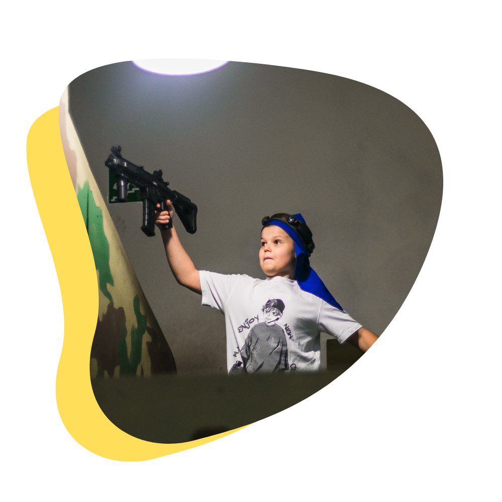 Мальчик стреляет в лазертаге на игровой площадке в Самаре