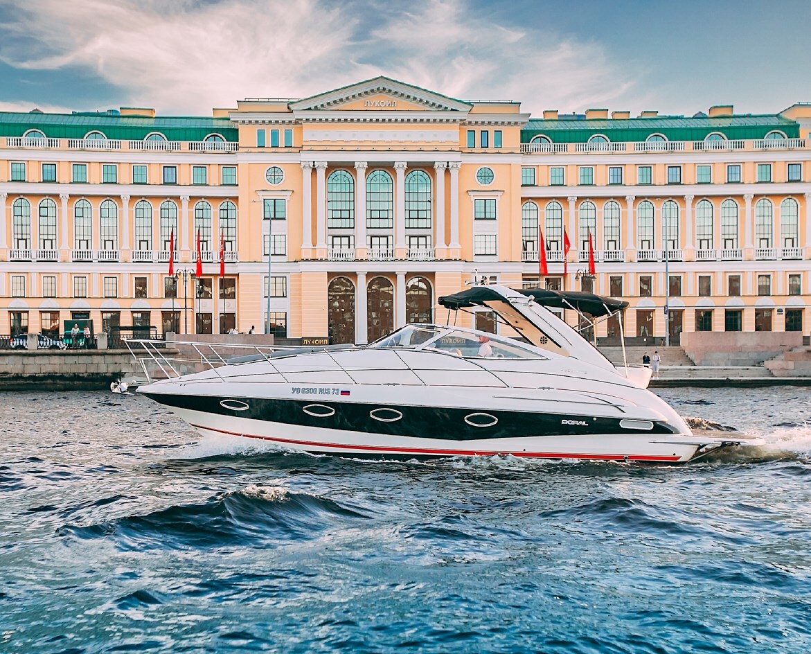 Яхта Ibiza - вид сбоку