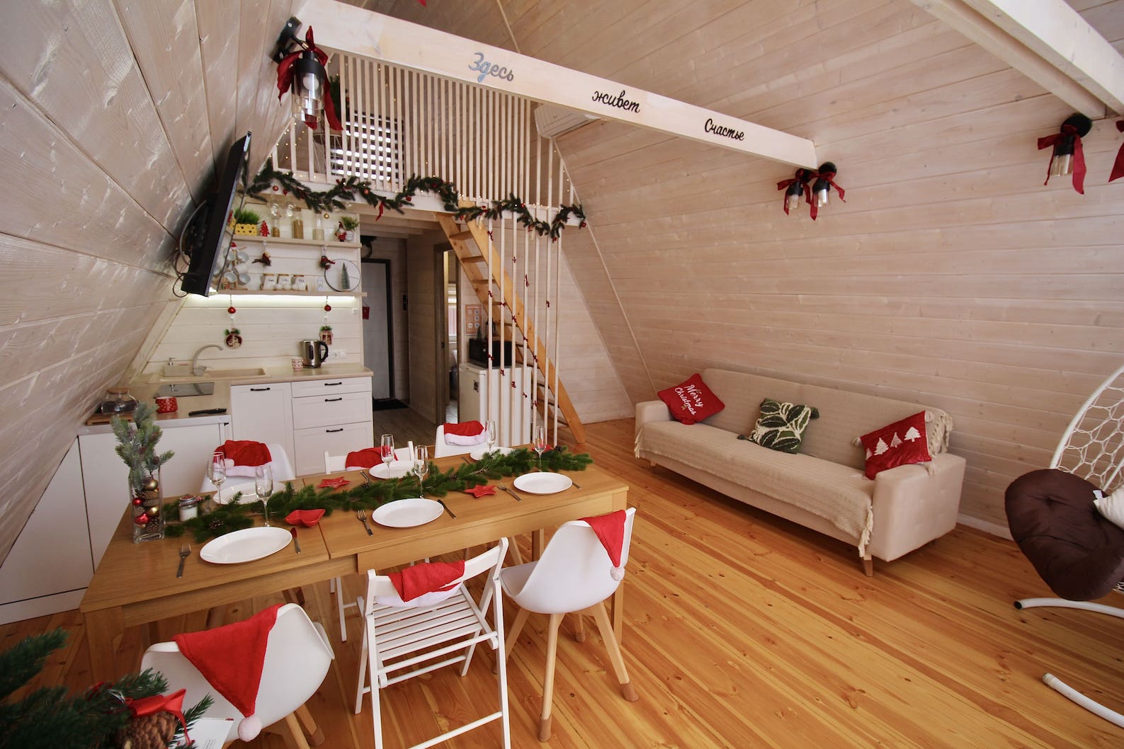 Уютный интерьер теплого треугольного домика зимой - важность хорошего отопления и панорамных окон