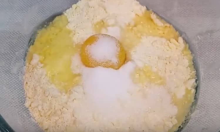 Приготовление пирога киш с курицей, грибами и сыром: шаг 2