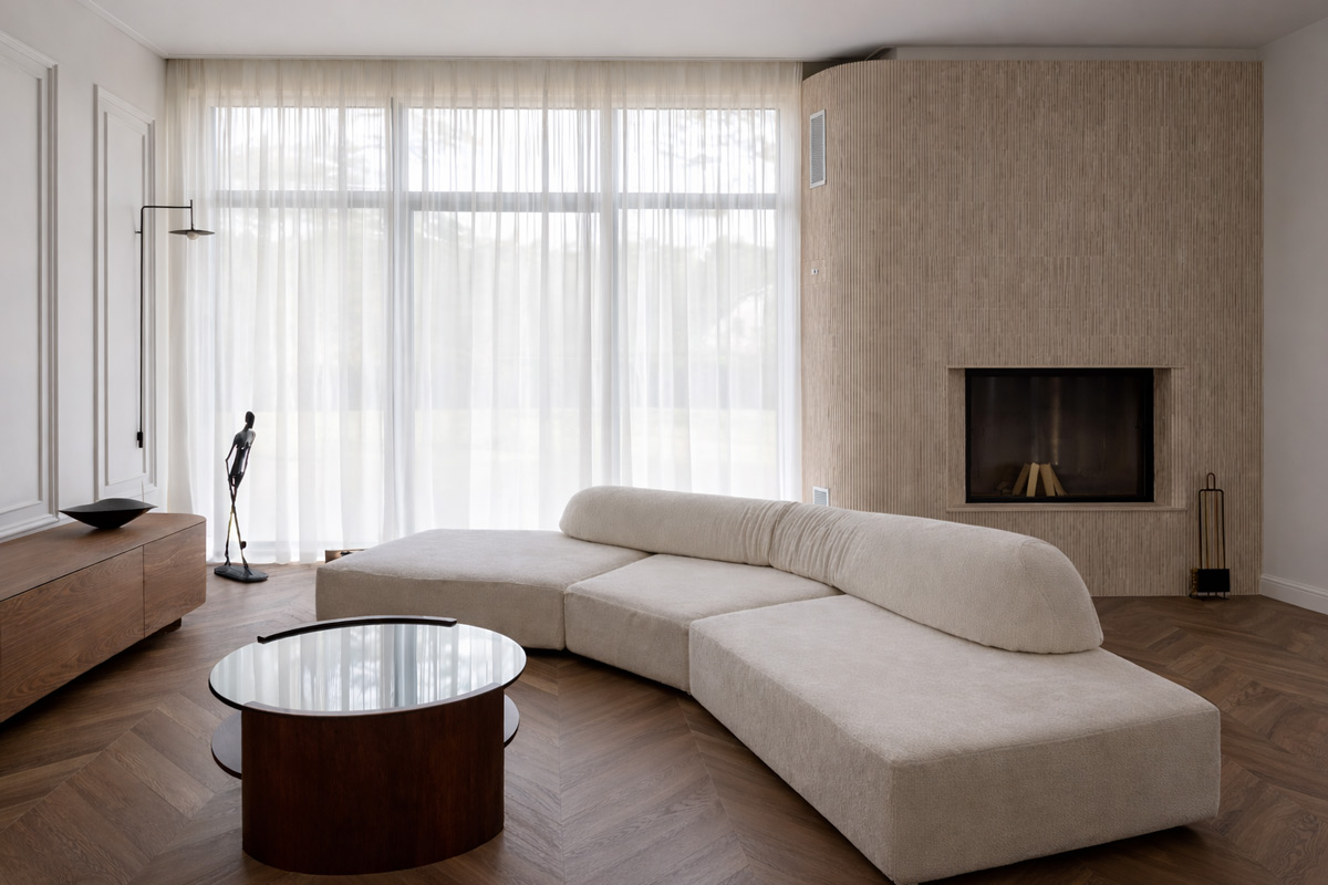 Каминный портал из натурального травентина