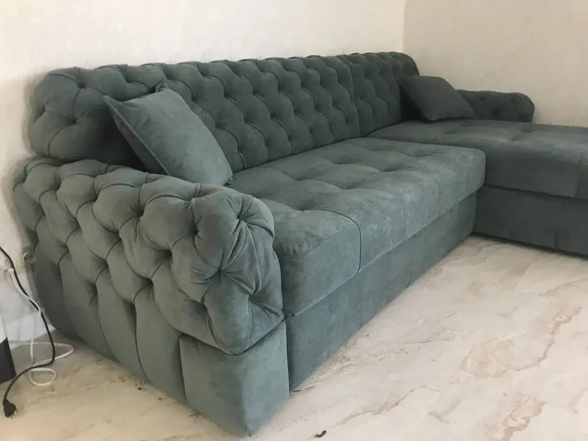 Угловой диван с каретной стяжкой после перетяжки в зелёный велюр