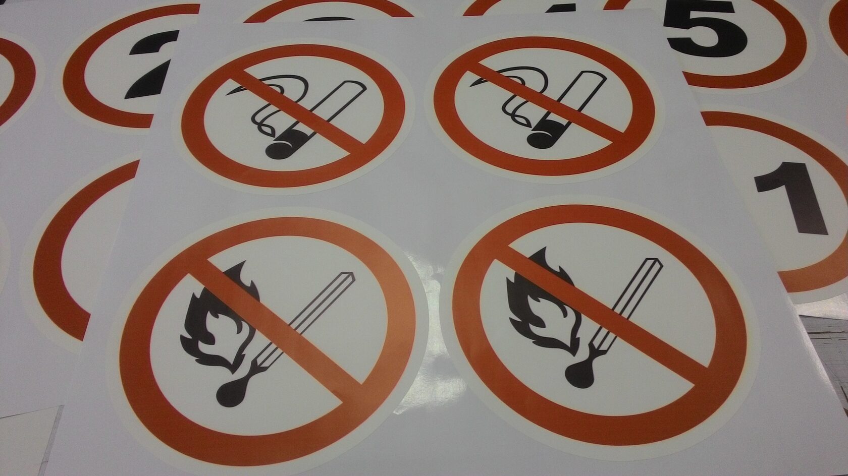 наклейка не курить