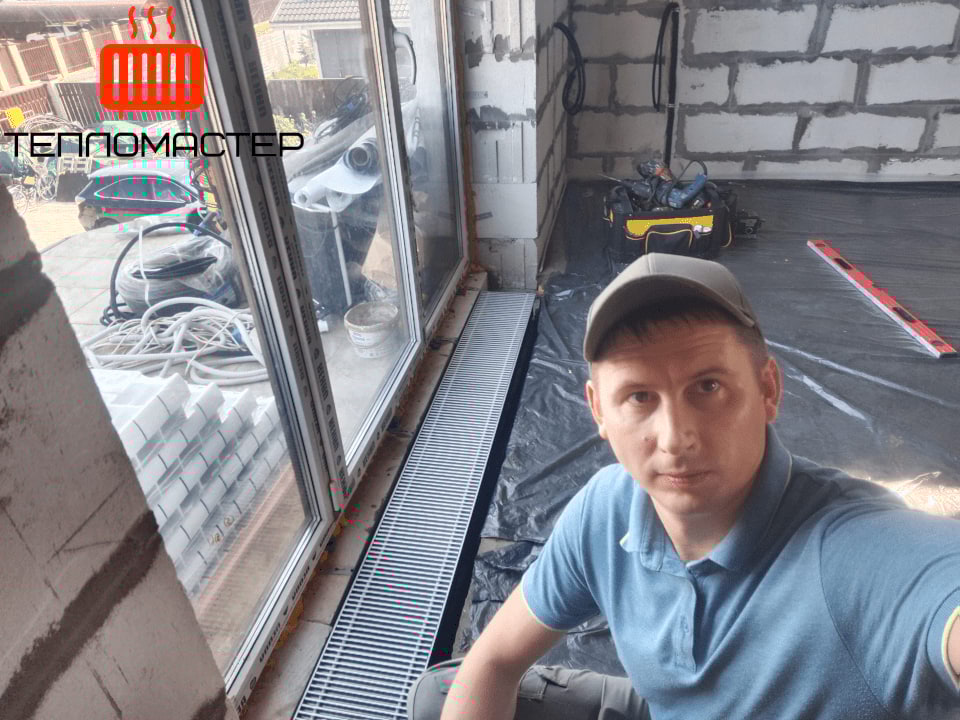 На втором этаже перед выходом на балкон установлен внутрипольный конвектор принудительного обдува