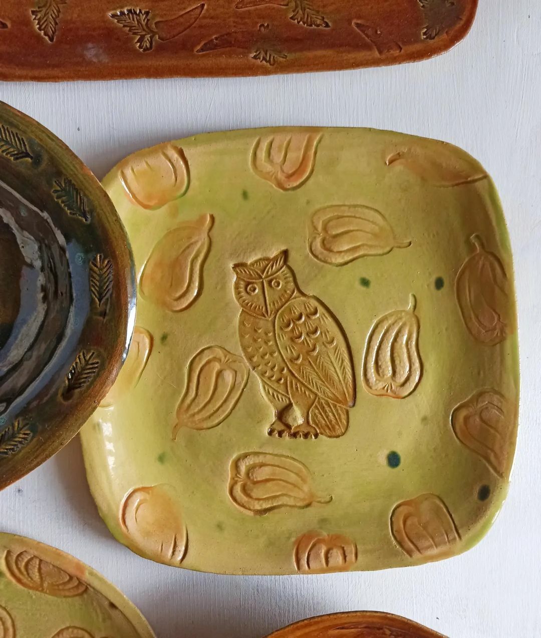 желтая тарелка из глины с рисунком сова