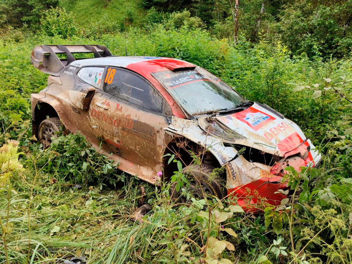 После аварии: Toyota GR Yaris Rally1 Такамото Кацуты и Аарона Джонстона, ралли Эстония 2022