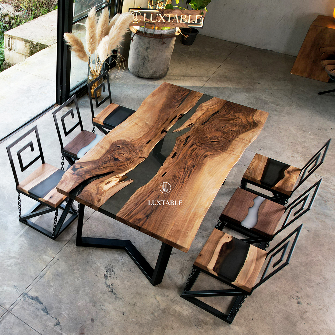 Epoxidharz Tische Alagoas aus europäischem Nussbaum und hellblauem Epoxidharz mit Metallic Effekt