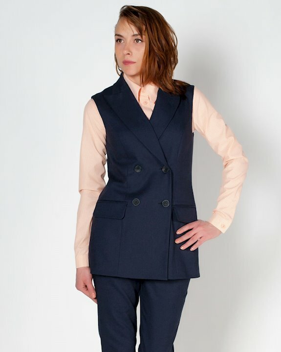 Стилен дамски елек с визия на сако без ръкави за офиса. Комбинирайте с панталон или пола за костюм