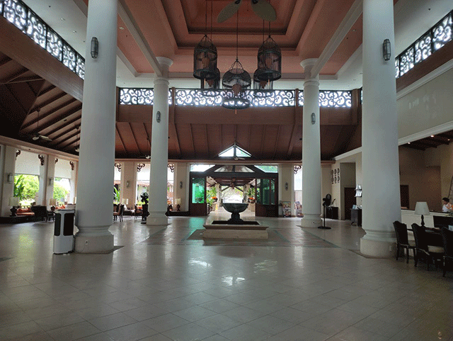 Фойе лобби отеля Ravindra Beach Resort & Spa 5*